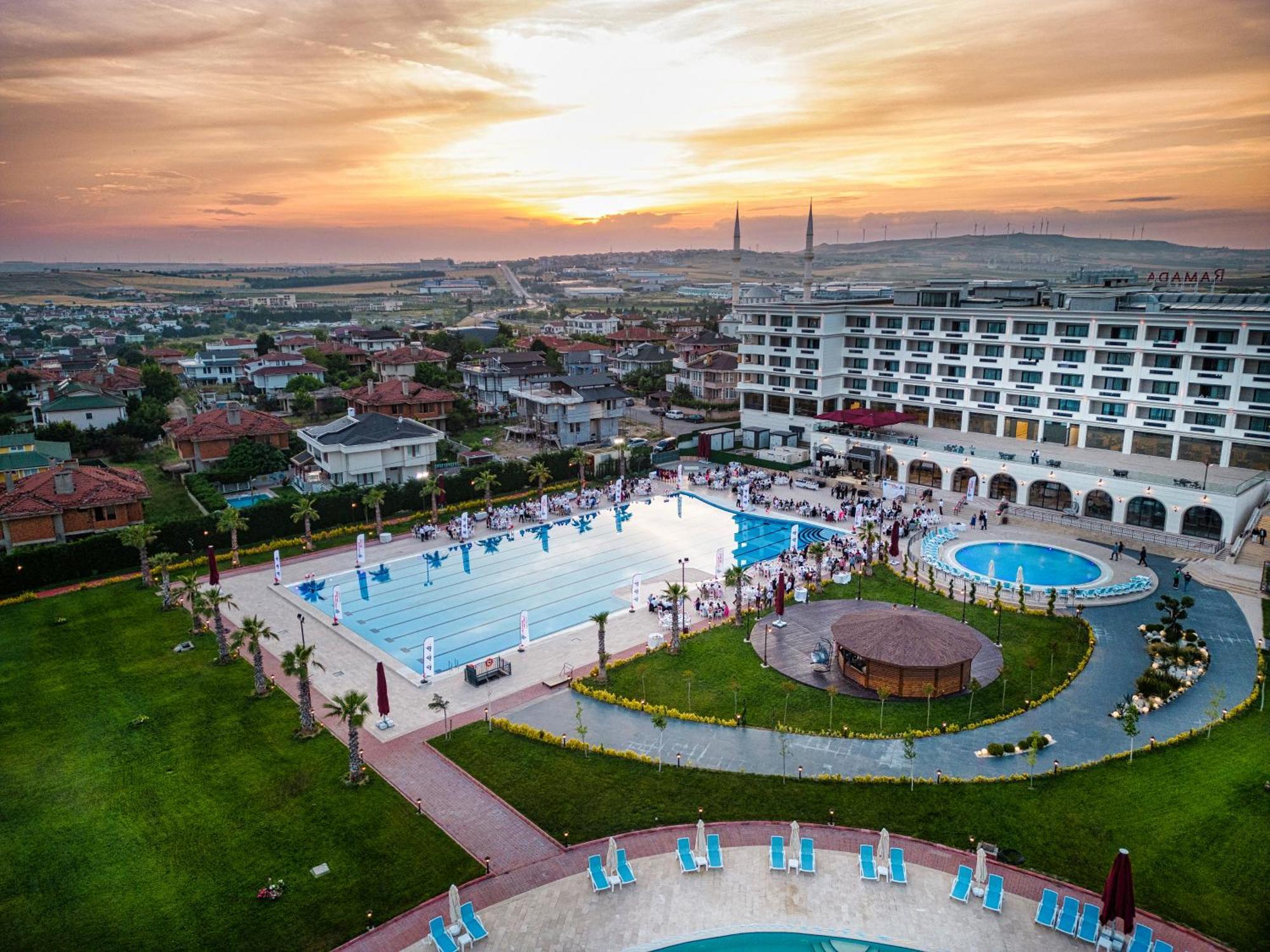 Hotel Ramada Plaza By Wyndham Silivri Extérieur photo