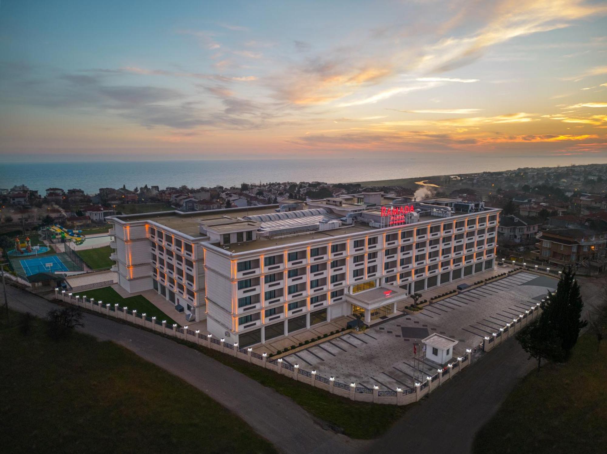 Hotel Ramada Plaza By Wyndham Silivri Extérieur photo